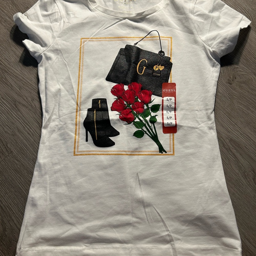 Guess White Graphic Tee
Size-small